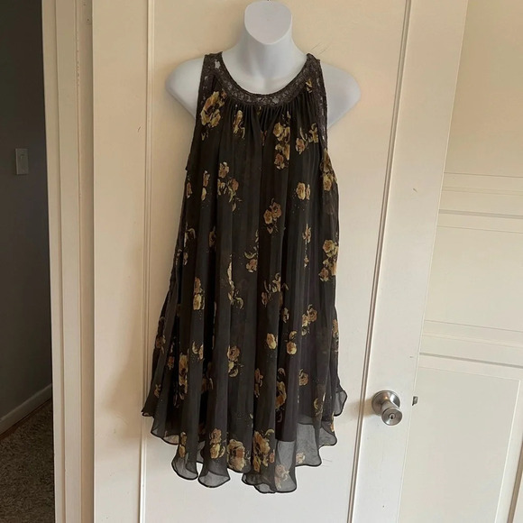 Free  People Gray Floral Accordion
Dress With Lace Trim, size XS - Picture 6 of 15